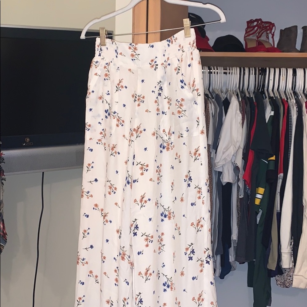 American Eagle floral pants!!